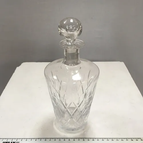 Glass decanter with plain ball stopper