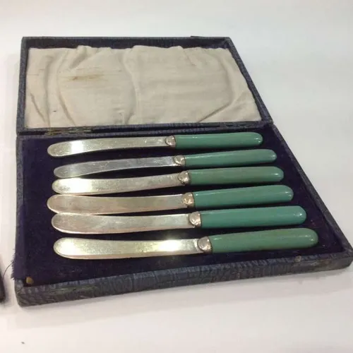 set of 6 knives with green handles in card case