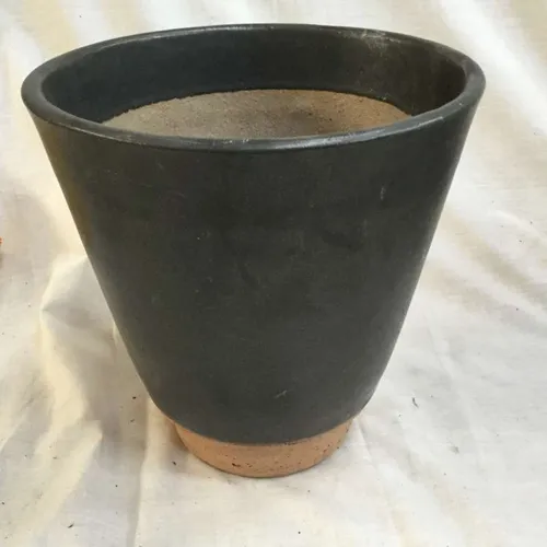 Black ceramic plant pot 