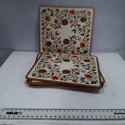 Set of floral retro place mats