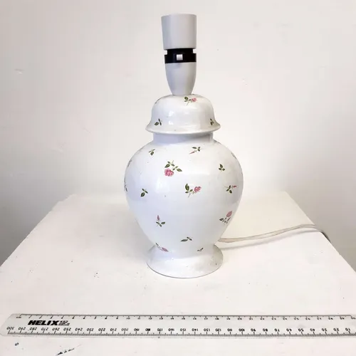 Small pink table lamp with small pink roses