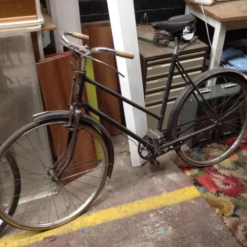 Black period women's bicycle