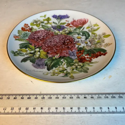 Small porcelain plate with flower design and gold rim 