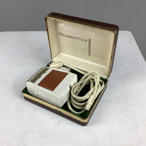 Remington Deluxe Electric Shaver in Red Case