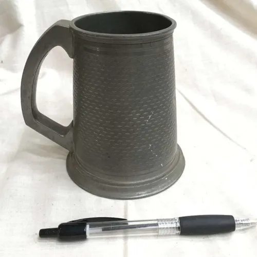 Dark metal tankard (Repeated dash/grooves engraving)