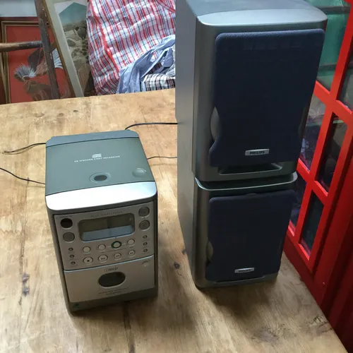 Phillips stereo with two speakers