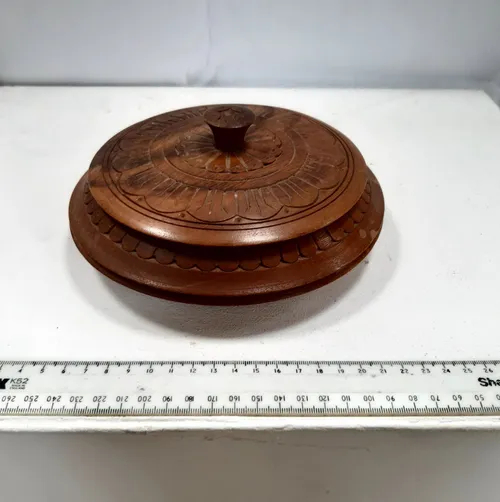 Wooden bowl with lid
