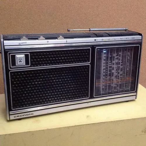 Grundig Concert Boy Trio 1100 portable radio unit silver / black