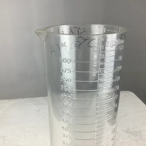 Tall clear plastic 600ml graduated beaker 