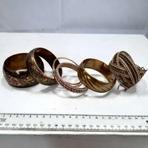 Quantity of assorted bangles