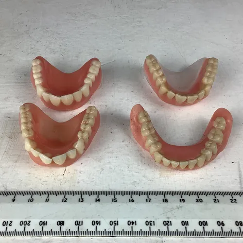Pairs of false teeth / dentures