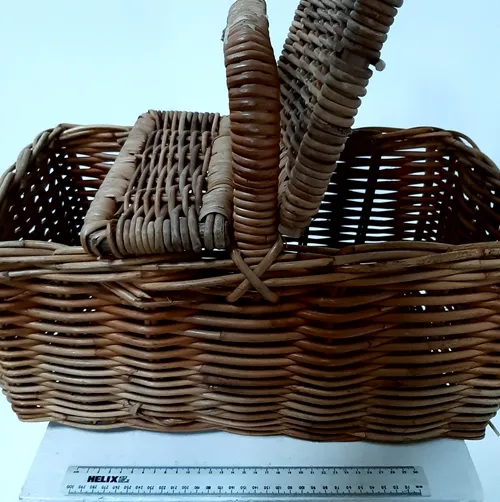 Woven wicker picnic basket/hamper