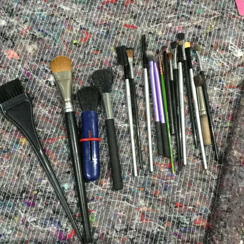 Quantity of makeup brushes