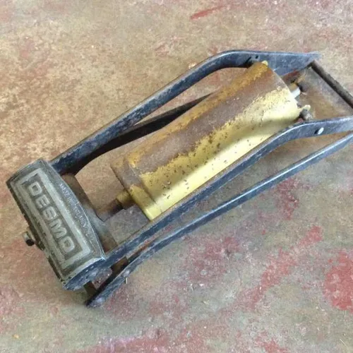 rusty Desmo bicycle tyre / tire pump