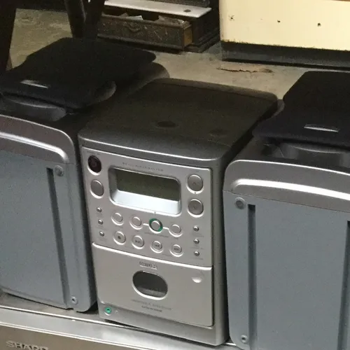 Philips stereo with speakers