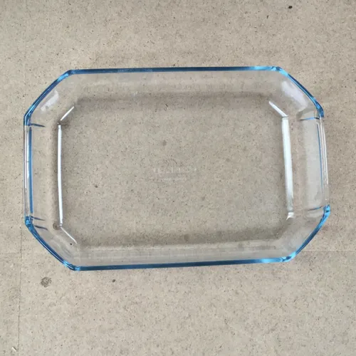 Clear glass casserole dish 