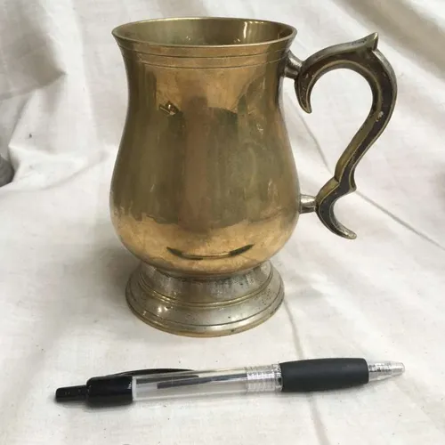 Curved light metal tankard (Wave-like shaped handle)