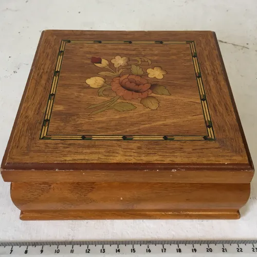 Small wooden jewellery box with flower decoration