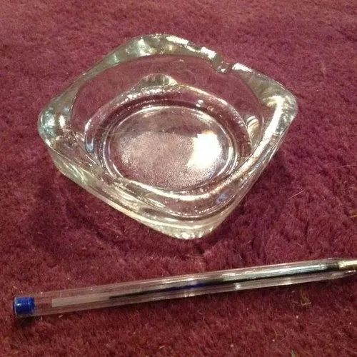 Square glass ashtray (9.5cm Diameter)