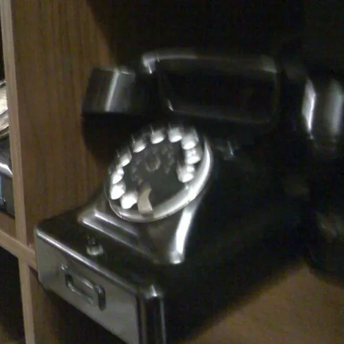 Black 1950�s bakelite phone