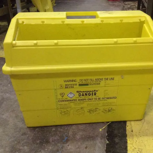 sharps disposal box / bin