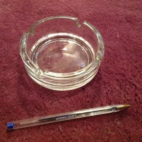 Circular glass ashtray (10.5cm diameter)