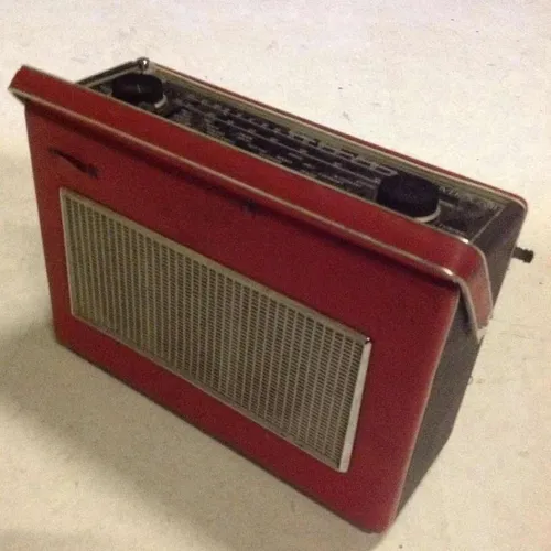 Period portable Hacker Sovereign radio red and black