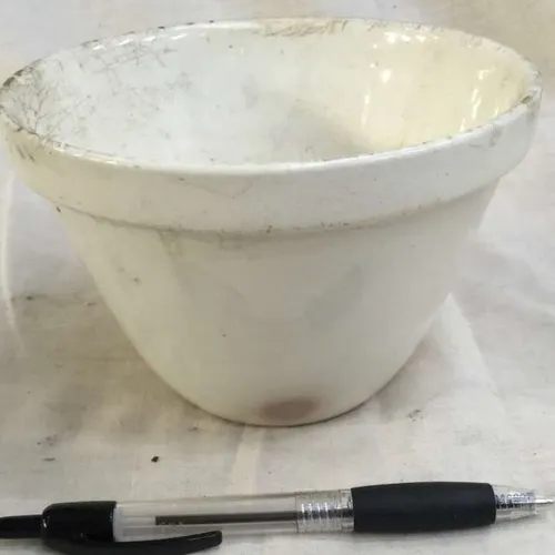White ceramic bowl/pot 