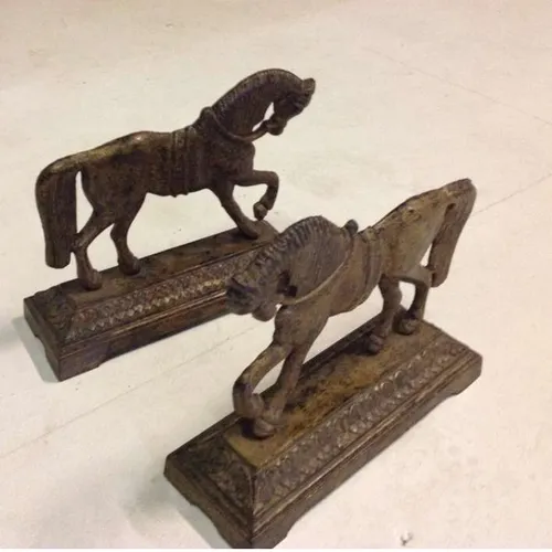 pair of metal horse shaped bookends