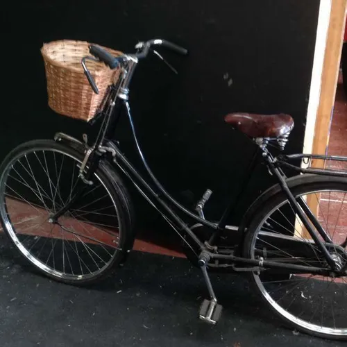 Ladies' utility bicycle / English roadster / Omafiet with wicker basket
