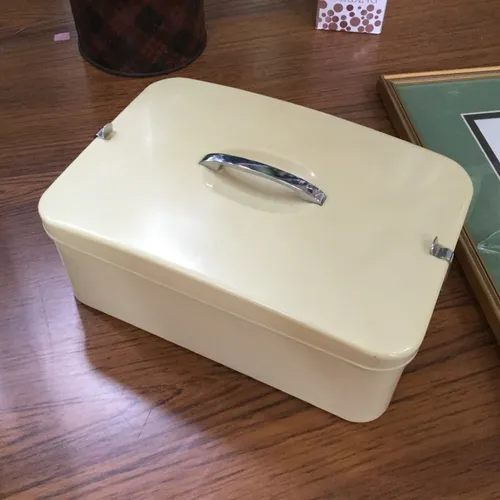 Cream Plastic Sandwich Box with Silver Handle (Part of set)
