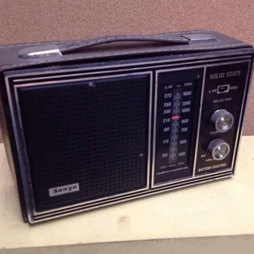 Solid State Sonya battery / electric transistor radio with vinyl casing