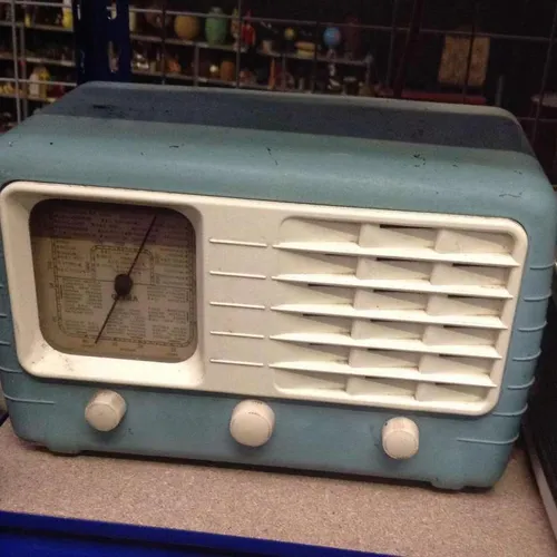 Period radio unit with manual dial in blue and white
