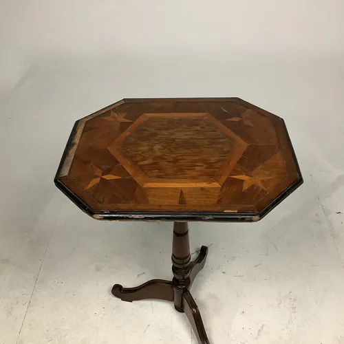 Octagonal varnished table 