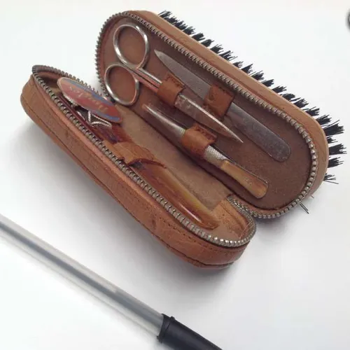 Hinds grooming kit in brown leather case