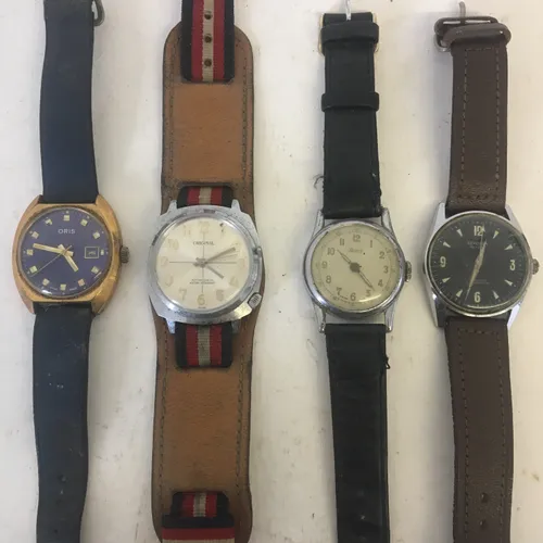 Leather strap wristwatch