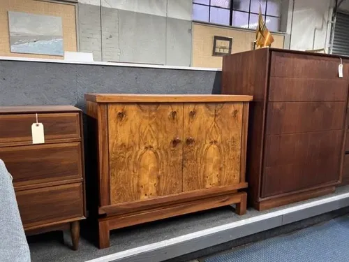 wood burl 2 door cabinet/ tv cabinet 40.25w