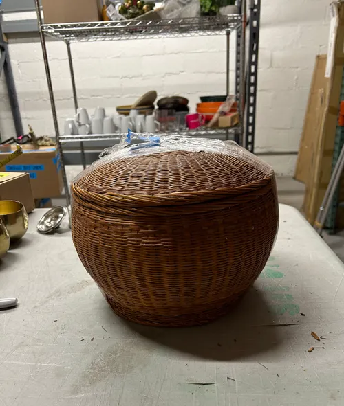 round basket with top