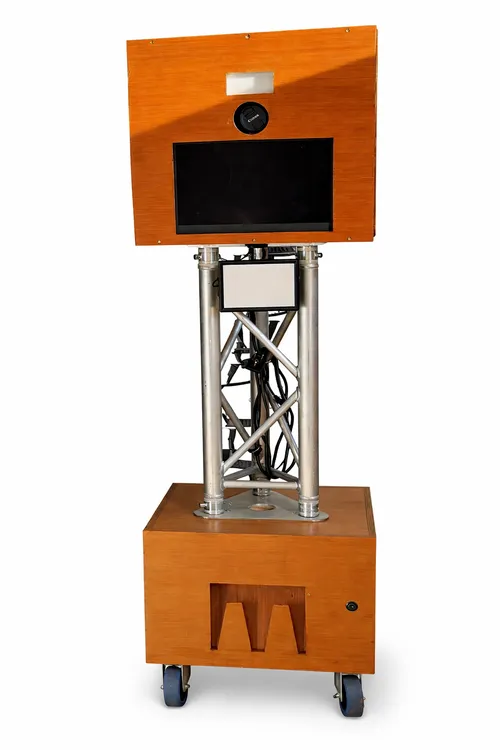 Borne photo en bois artisanale – location (tirages et personnalisation en options)