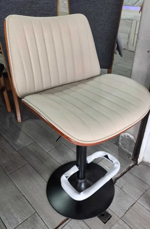 Silla de piel y madera giratoria 