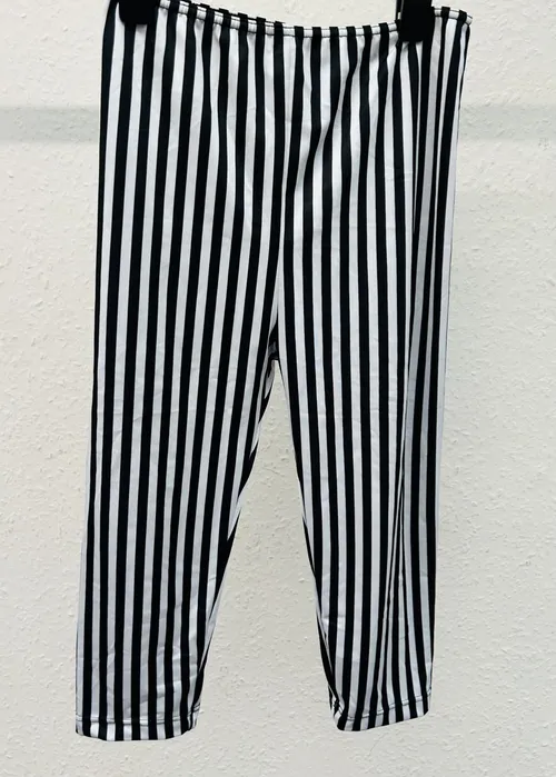 BL096 - WHITE & BLACK STRIPPED 3/4 trousers