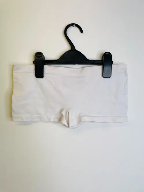 BL104 - WHITE HOT PANTS