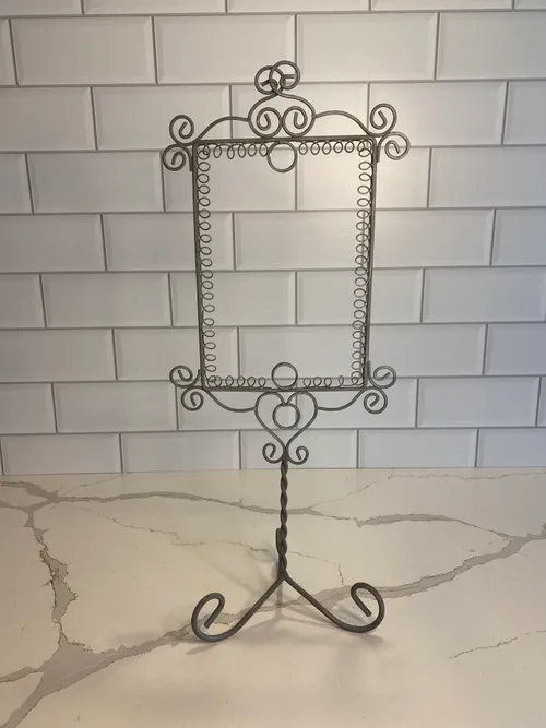 Pedestal Wire Holder