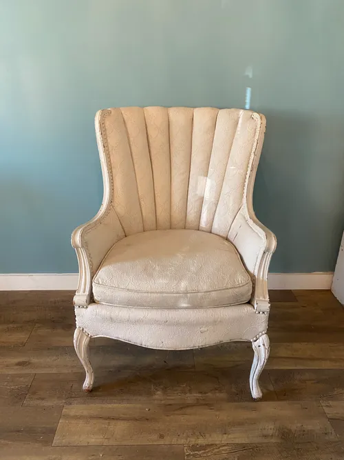 Queen Vintage Cream Chalkpainted Chair