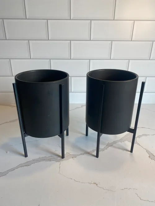 Set of 2 Black Pots with Metal Stands