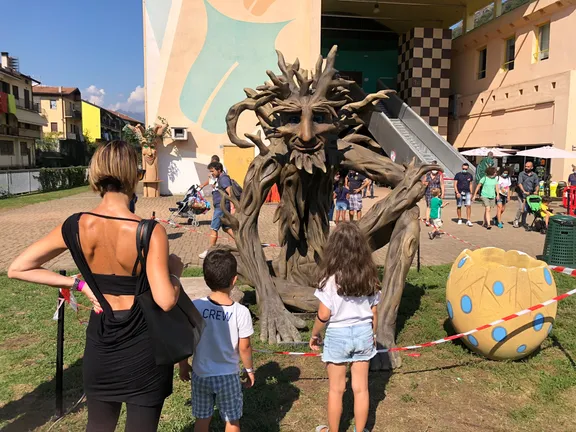 Alberi parlanti e draghi animatronici collection image