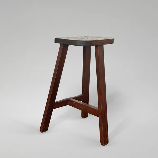 Tabouret brutaliste en bois