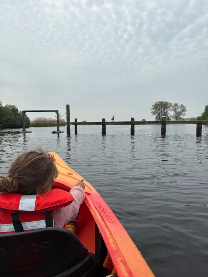 Kind in een 2 persoons kajak op de Vecht