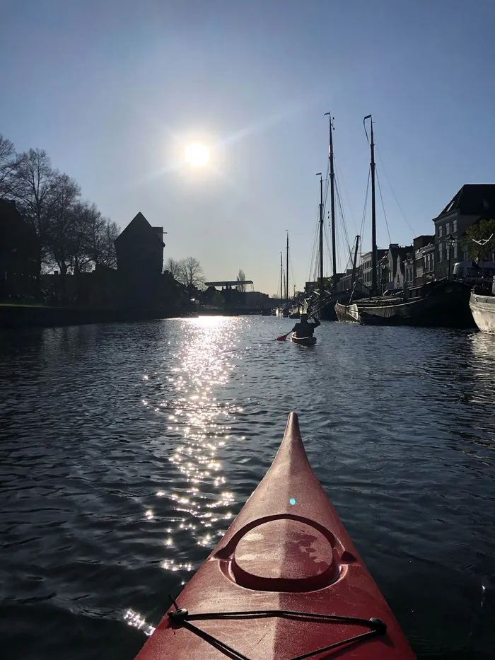 Kano door de hoofdstad van Overijssel in de stadsgracht.