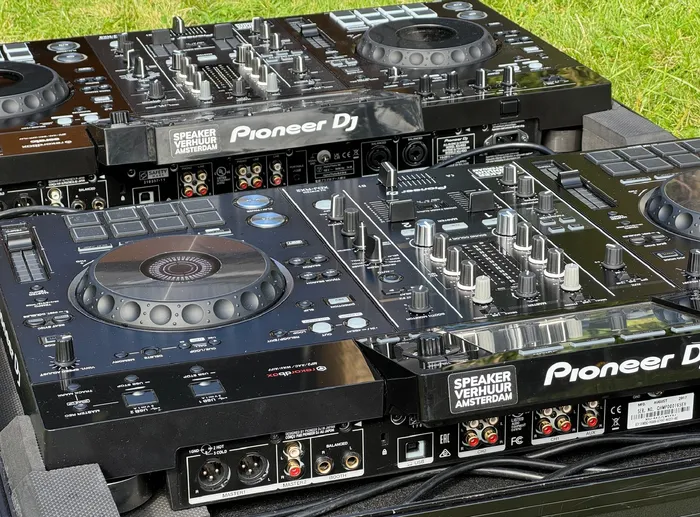 dj set huren Amsterdam feest DJ controller setup
